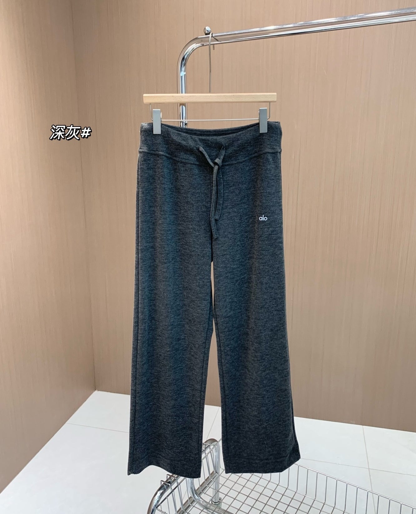 Trending ALO Wide-Leg Floor-Length Pants (Dark Gray)