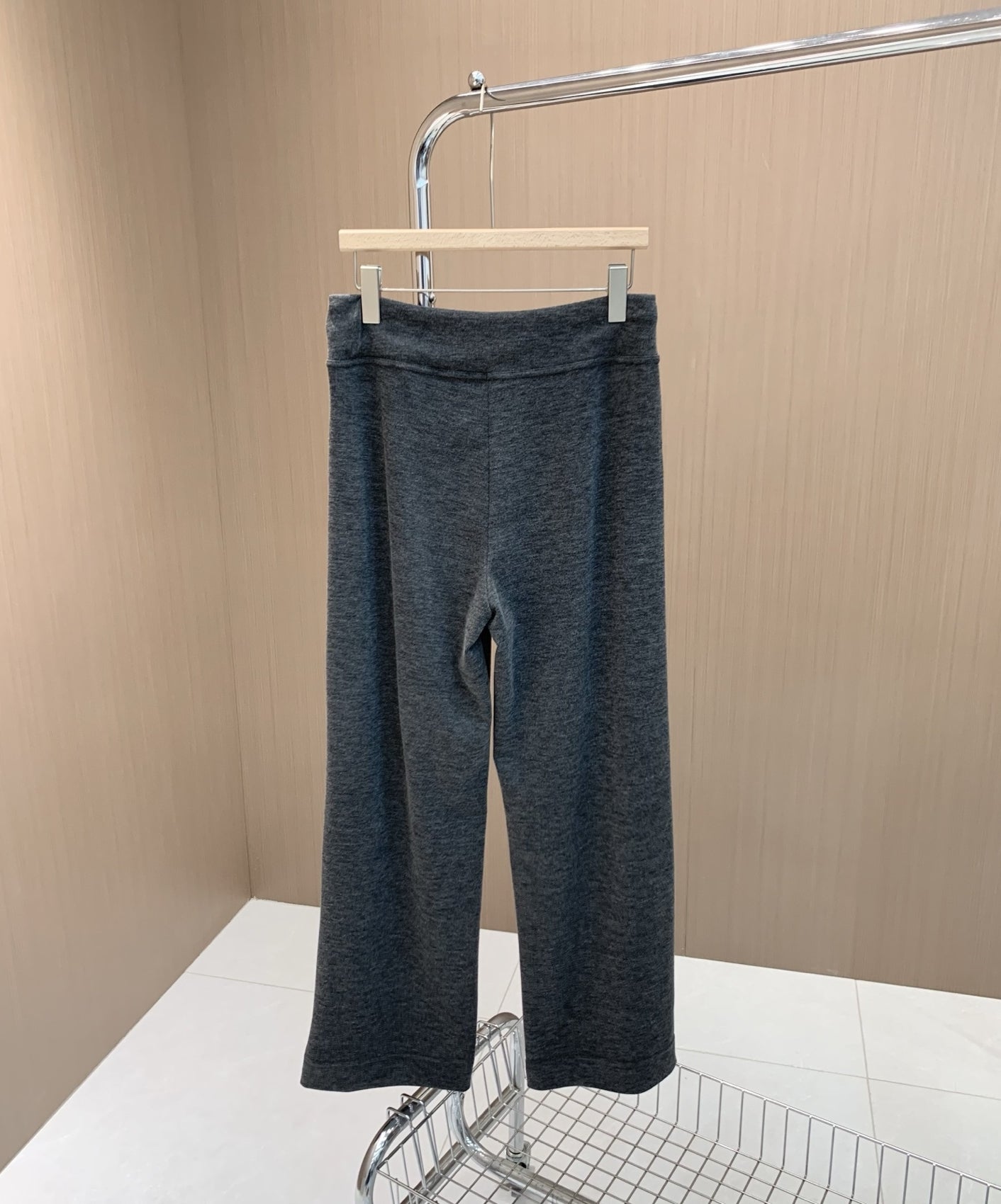Trending ALO Wide-Leg Floor-Length Pants (Dark Gray)