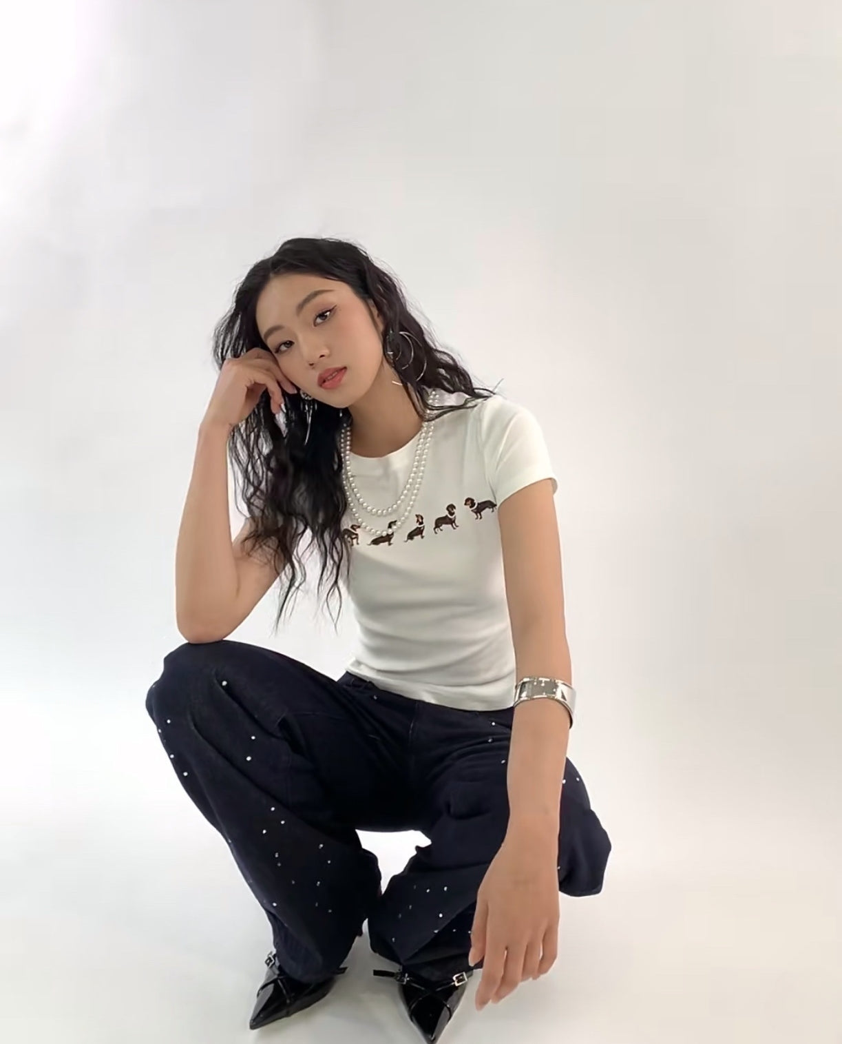 MARKGONG Pearl Necklace Dachshund Stretch T-Shirt