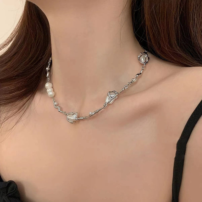 Irregularly Spliced Pearl Necklace for Collarbone