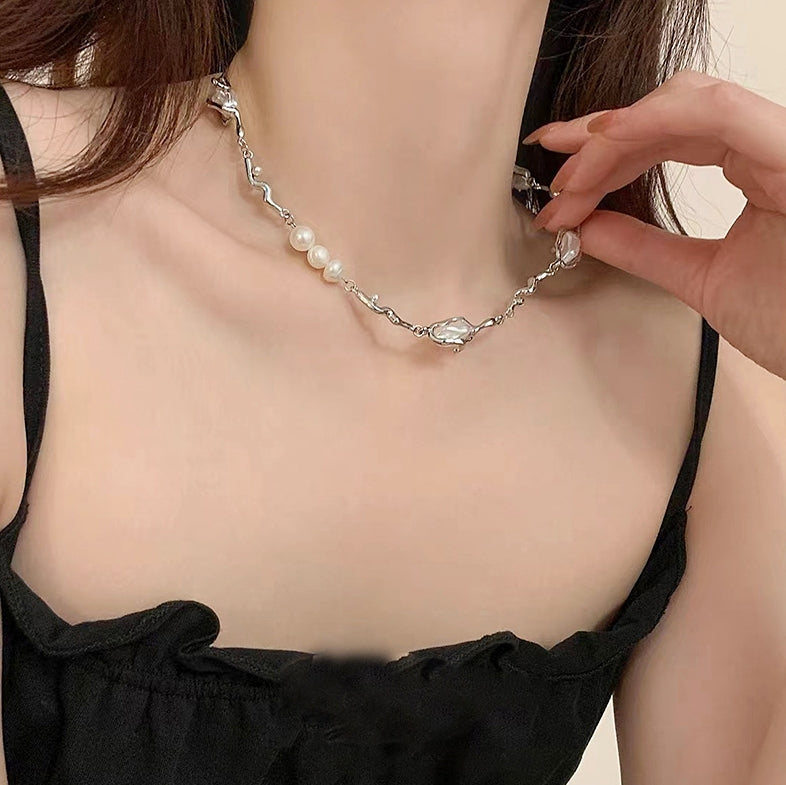 Irregularly Spliced Pearl Necklace for Collarbone
