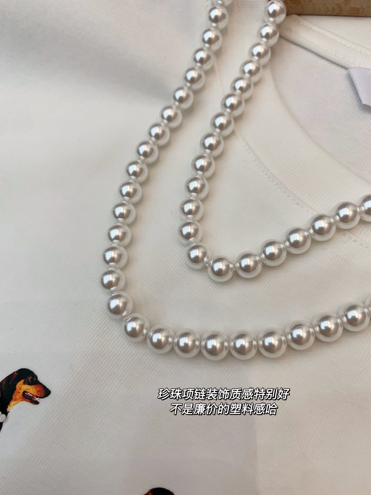 MARKGONG Pearl Necklace Dachshund Stretch T-Shirt