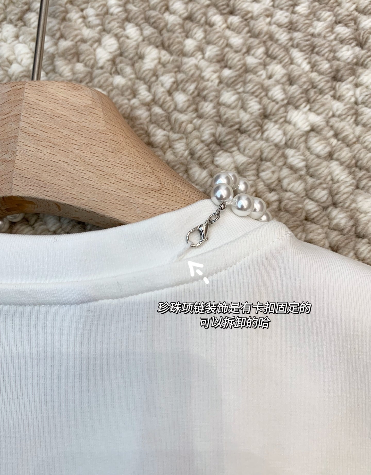 MARKGONG Pearl Necklace Dachshund Stretch T-Shirt