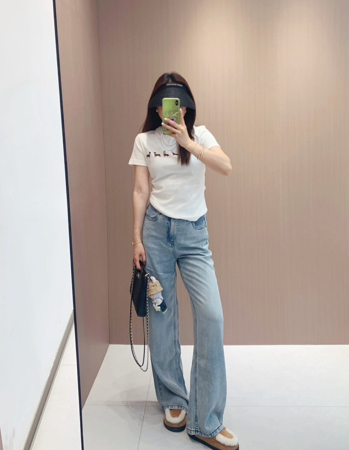 MARKGONG Pearl Necklace Dachshund Stretch T-Shirt