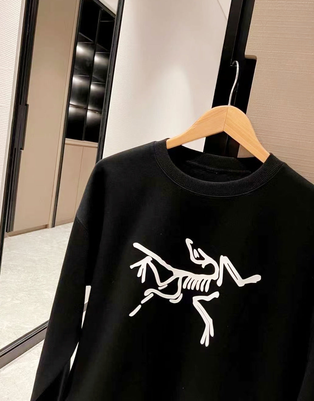 Bold Logo Arc&#39;teryx Sweatshirt + Matching Socks