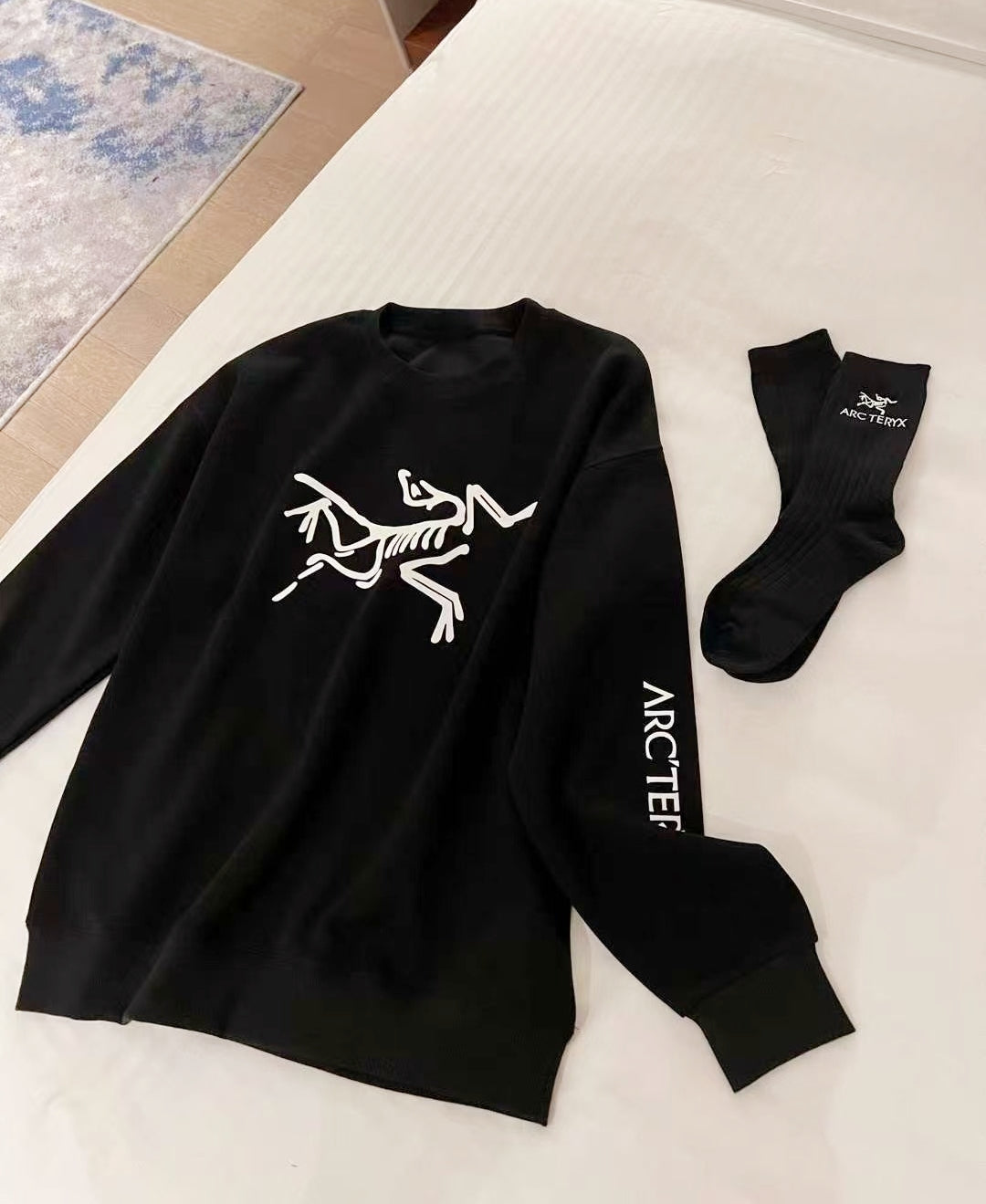 Bold Logo Arc&#39;teryx Sweatshirt + Matching Socks