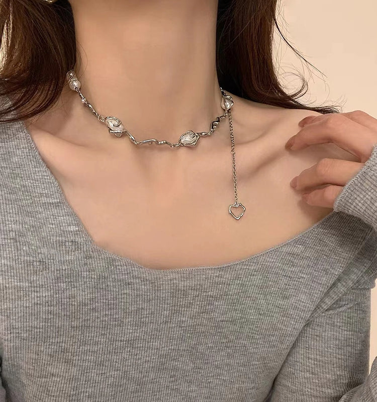 Irregularly Spliced Pearl Necklace for Collarbone