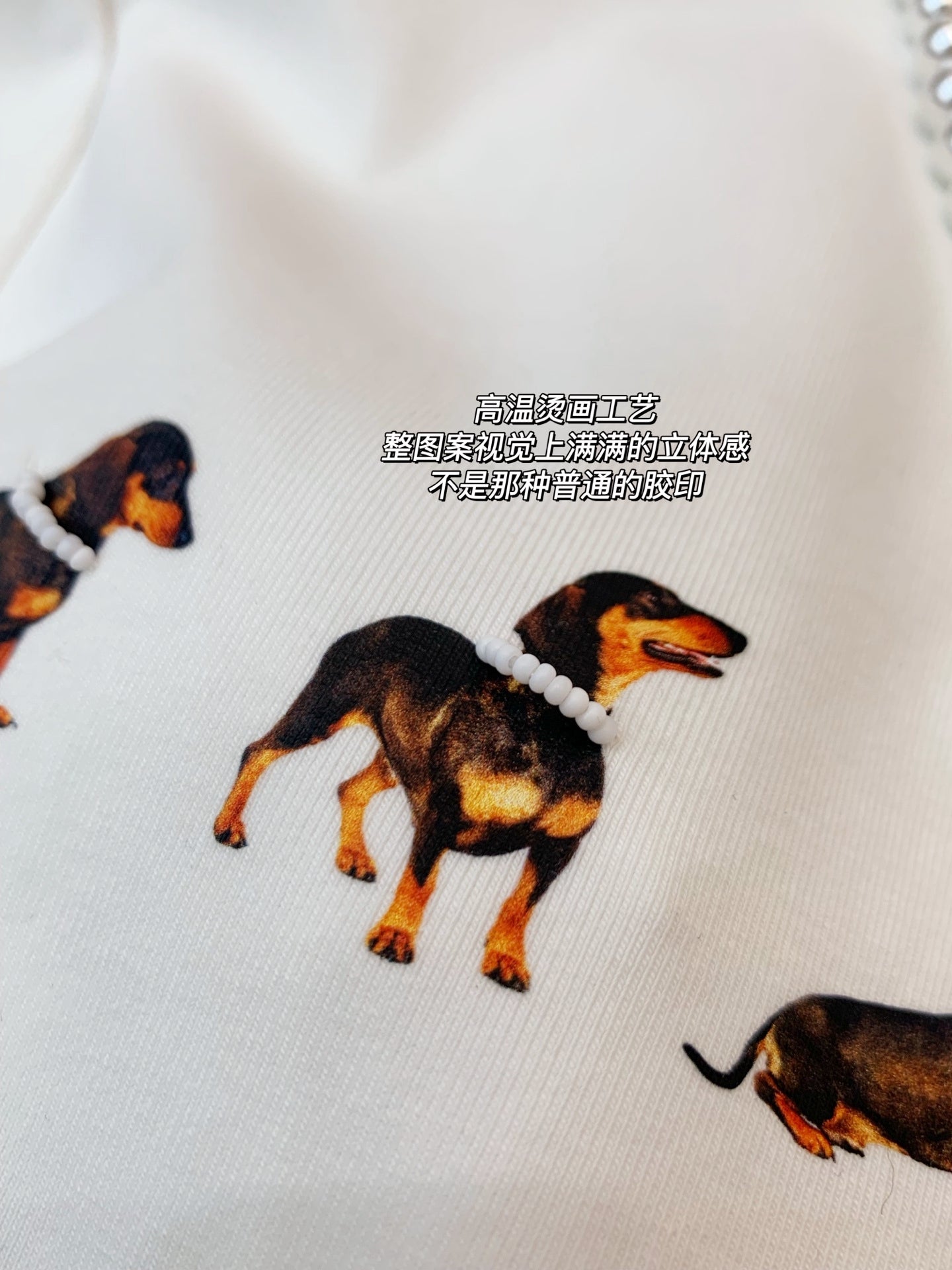 MARKGONG Pearl Necklace Dachshund Stretch T-Shirt